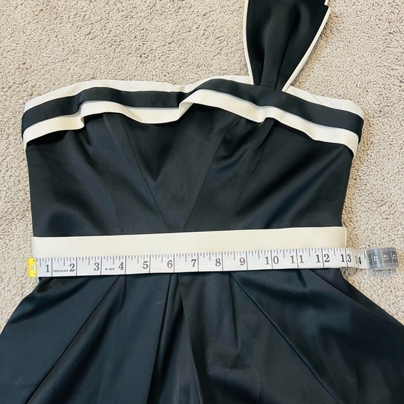 NWT! BCBG Maxazria Black Stretch Satin One-Shoulder Cokctail Dress. Size 6. - Picture 6 of 15
